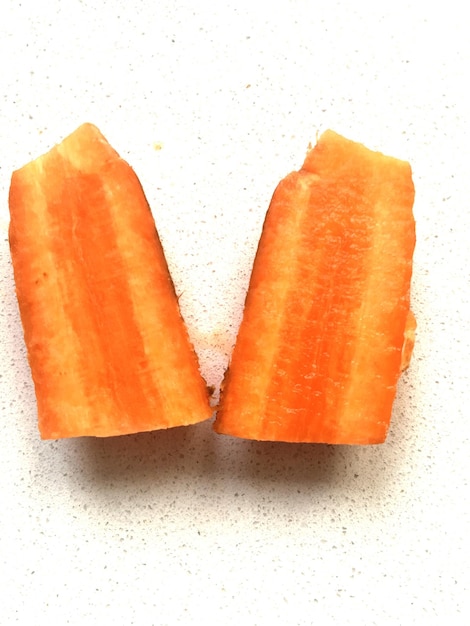 Фото Высокоугольный вид кусочков пищи на мраморе