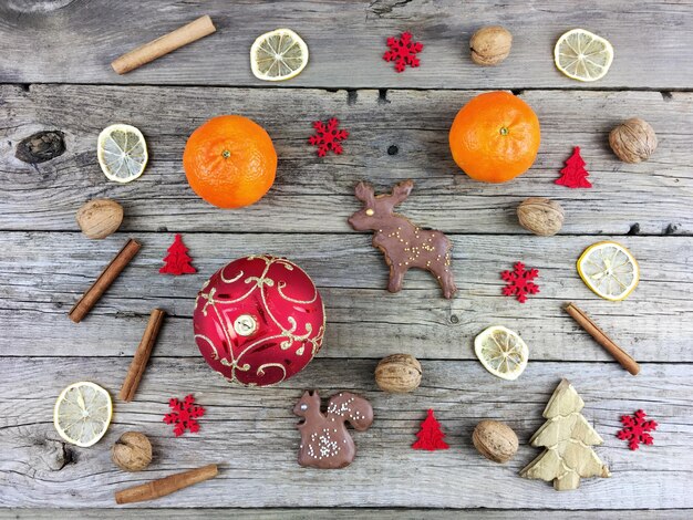 写真 クリスマスの木製のテーブルの装飾付きの食事の高角度の景色