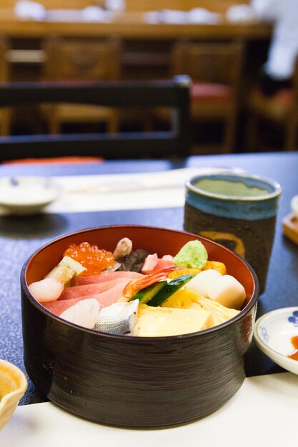 사진 테이블 위 에 있는 접시 에서 제공 되는 신선 한 음식 의 높은 각도 의 시각