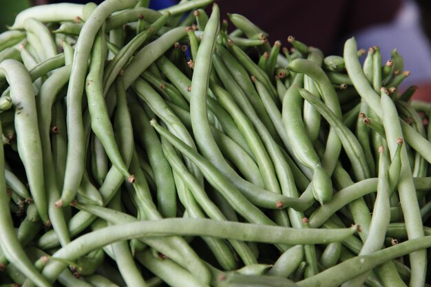 Фото Высокоугольный вид свежих овощей на рынке