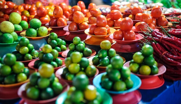 写真 市場で販売されている果物と野菜の高角度のビュー