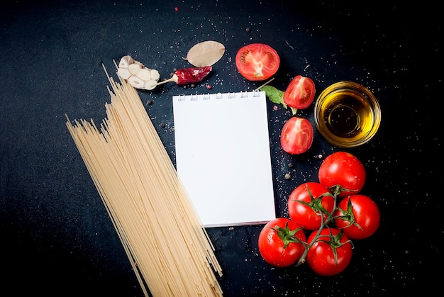 写真 黒い背景のフルーツと野菜の高角度のビュー