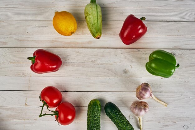 写真 テーブルの上の果物と野菜の高角度のビュー