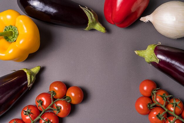 Фото Высокоугольный вид фруктов и овощей на столе