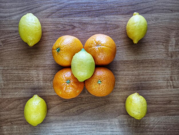 Фото Высокоугольный вид фруктов на столе