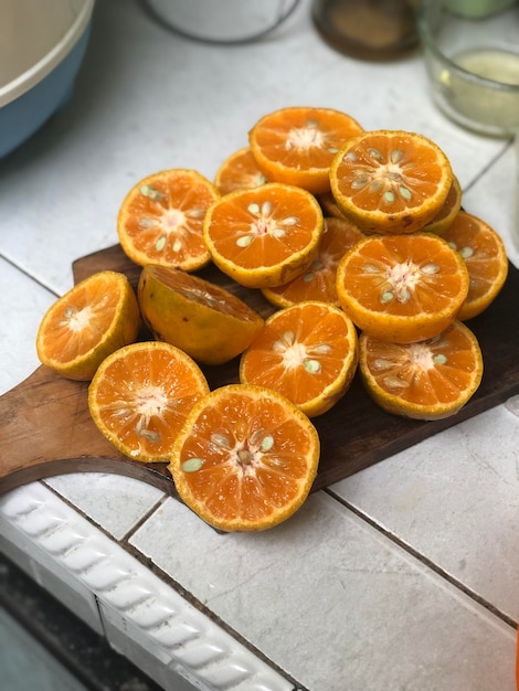 사진 테이블 위 에 있는 과일 과 오렌지 의 높은 각도 뷰