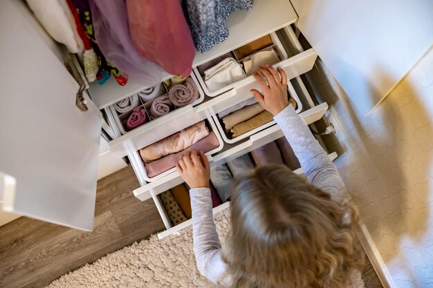 写真 家にいる女の子のハイアングルビュー