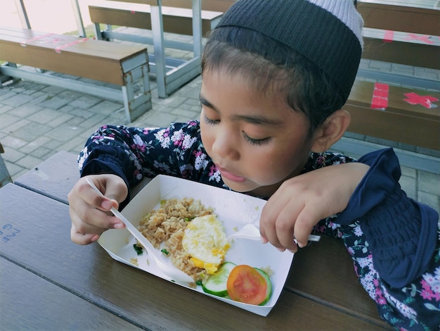 写真 食べ物を食べている女の子のハイアングルビュー