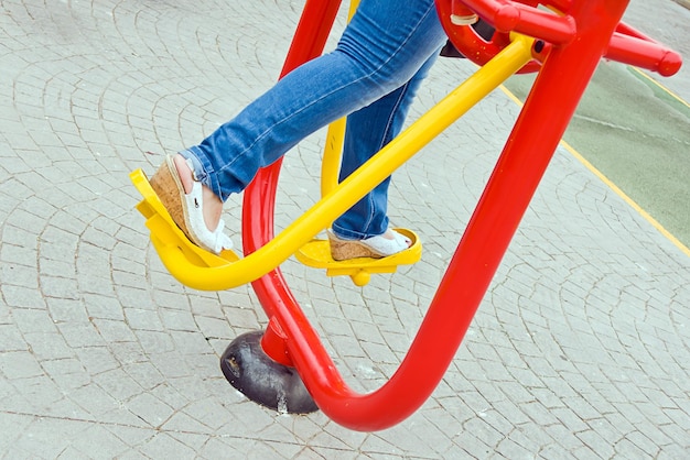 写真 路上で遊んでいる女の子の高角度の写真