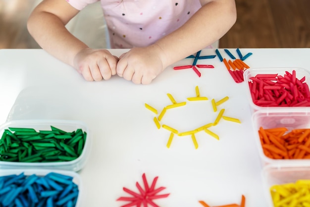 写真 テーブルの上で食べ物を準備している女の子の高角度のビュー