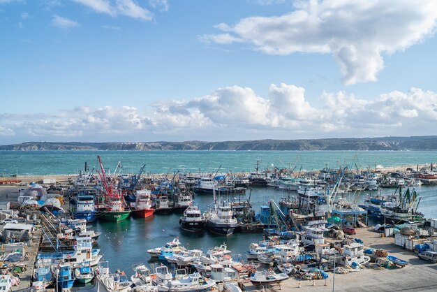 写真 空に向かって海から港の高角度の景色