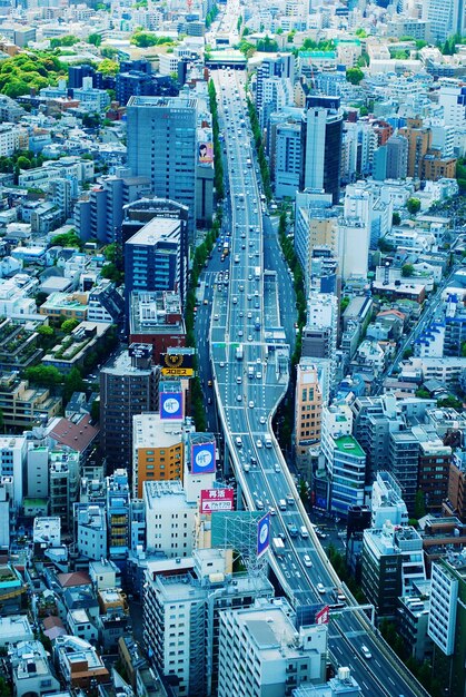 写真 建物の中の高速道路の高角度の景色