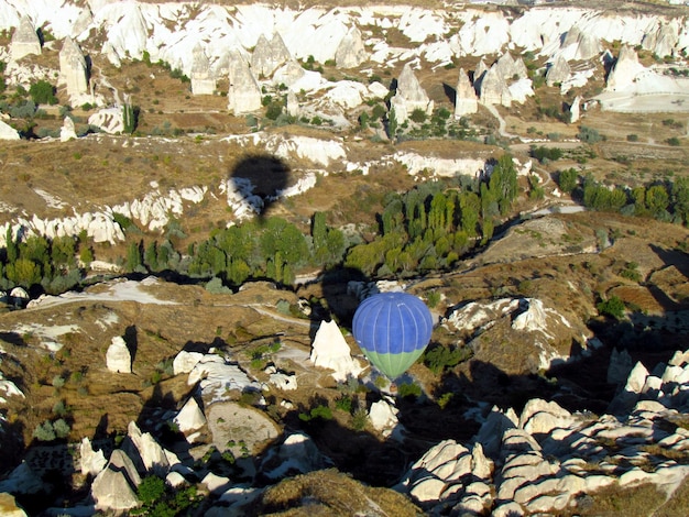 Фото Высокоугольный вид воздушного шара над каппадосией