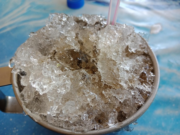 Фото Высокоугольный вид мороженого в миске на столе