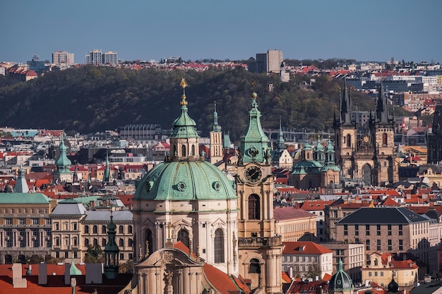 写真 プラハの空に照らされた建物の高角度の景色