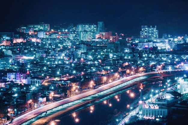 사진 밤 에 도시 에서 조명 된 건물 들 의 높은 각도 뷰