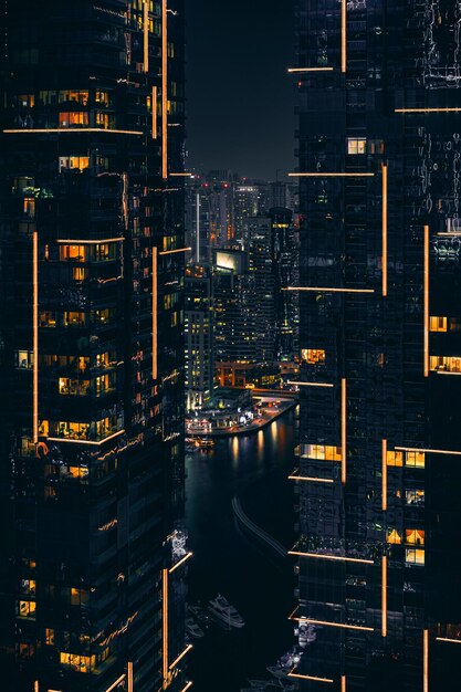 Фото Высокоугольный вид освещенных зданий в городе ночью