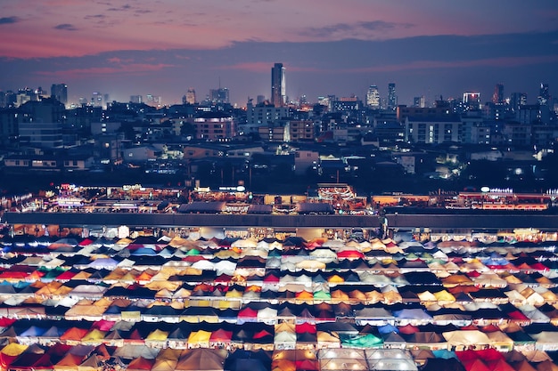 写真 夕暮れの空に照らされた街の建物の高角度の景色