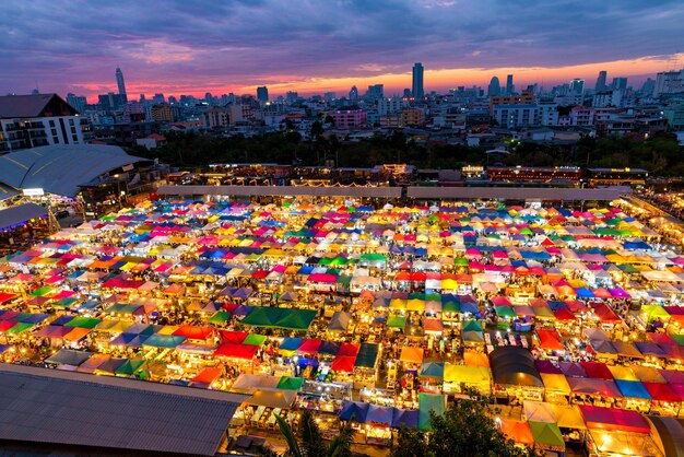 写真 夕暮れに照らされた都市の建物の高角度の景色