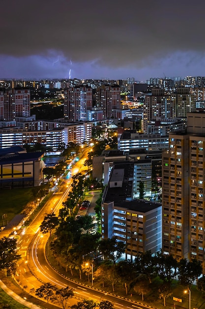 Фото Высокоугольный вид освещенных городских зданий ночью