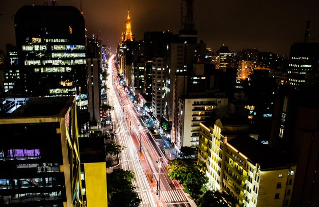 写真 夜に照らされた都市の建物の高角度の景色