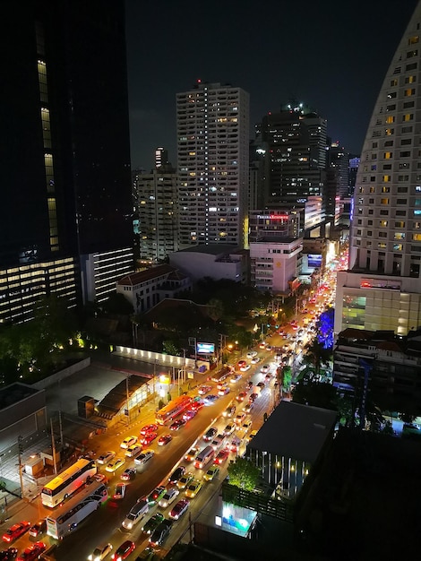 写真 夜に照らされた街道と建物の高角度の景色