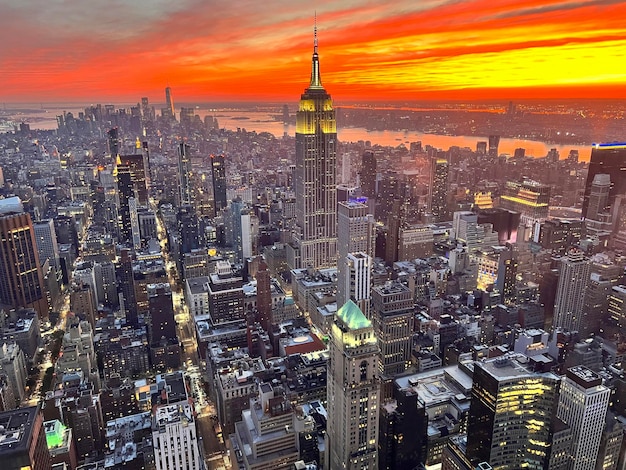 写真 夕暮れの空に照らされた都市風景の高角度の景色