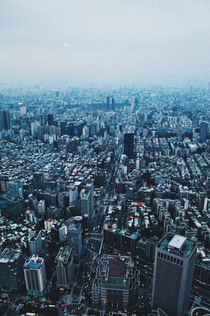 写真 空に照らされた都市風景の高角度の景色