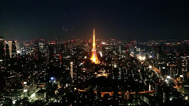 写真 夜の照らされた都市風景の高角度の景色