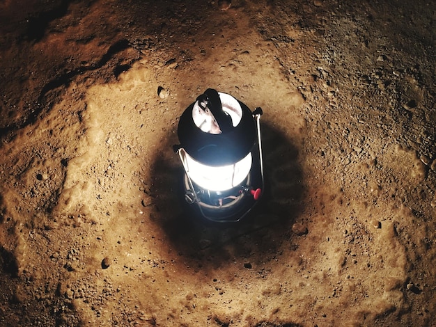 사진 밤에 육지에서 조명된 조명 장비의 높은 각도 시각