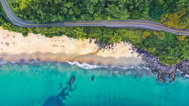 写真 海の中の島の高角度の景色