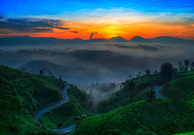 写真 夕暮れの空を背景にした景色の高角度の景色