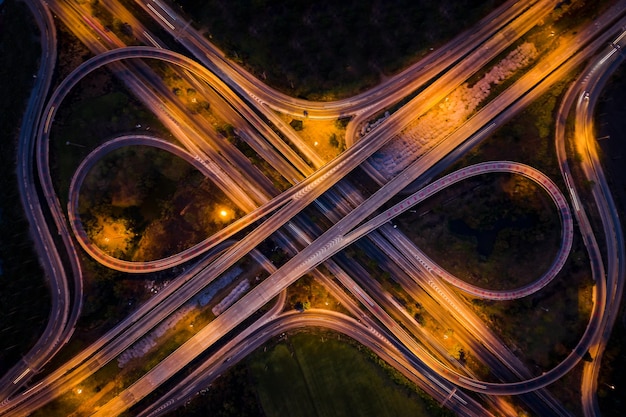 Фото Высокоугольный вид световых следов на возвышенной дороге