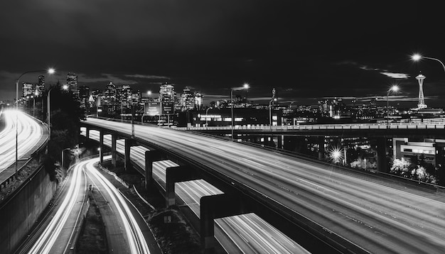 写真 夜の高速道路のライトトレイルの高角度のビュー