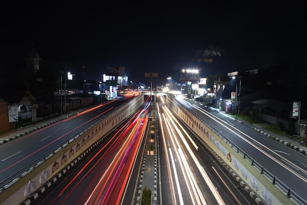 写真 夜の高速道路のライトトレイルの高角度のビュー