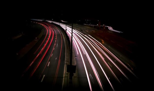 Фото Высокоугольный вид световых следов на шоссе ночью