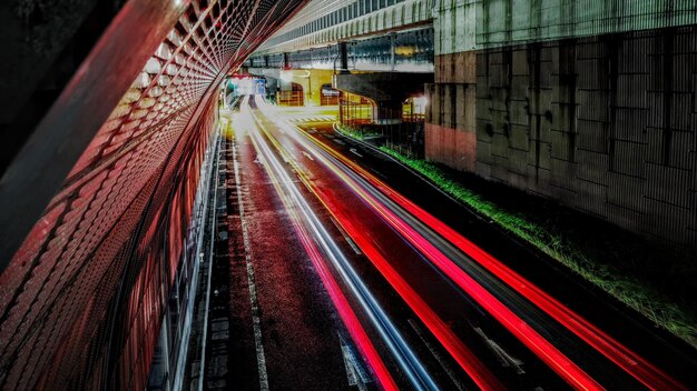 写真 夜の道路のライトトレイルの高角度のビュー