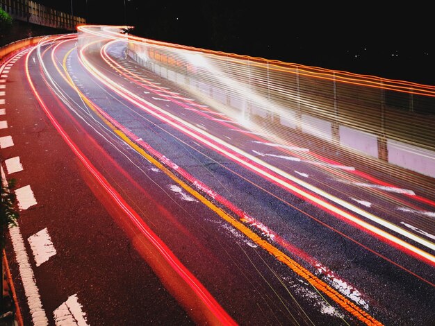 写真 夜の道路のライトトレイルの高角度のビュー