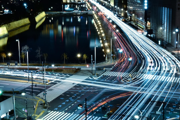 写真 夜の道路のライトトレイルの高角度のビュー