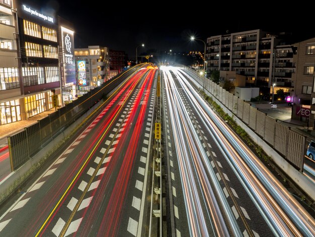 写真 夜の道路のライトトレイルの高角度のビュー