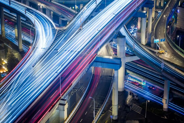 写真 夜の街の道路のライトトレイルの高角度のビュー