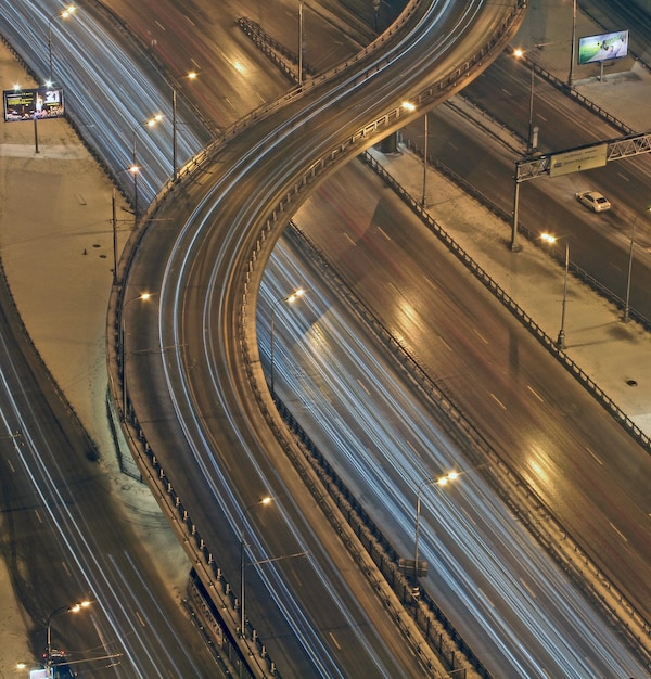 Фото Высокоугольный вид световых следов на дороге в городе
