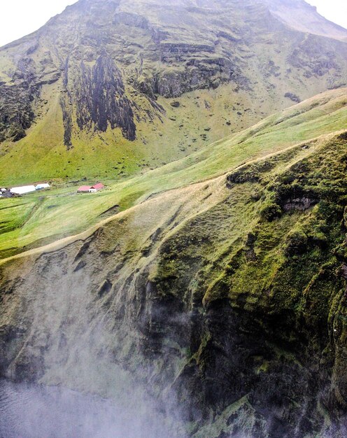 写真 霧の天候で壮大な山の高角度の景色