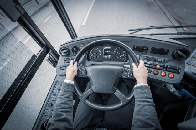 写真 車を運転している人の高角度の視点