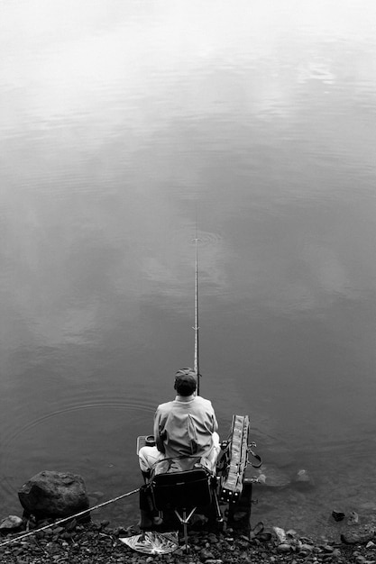 写真 湖の近くで釣りをしている人の高角度の景色