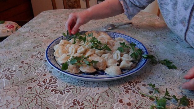 写真 テーブルの上で食べ物を握っている男の高角度の写真