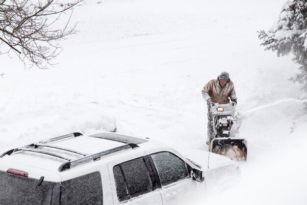 写真 雪の中の人間の高角度の視点