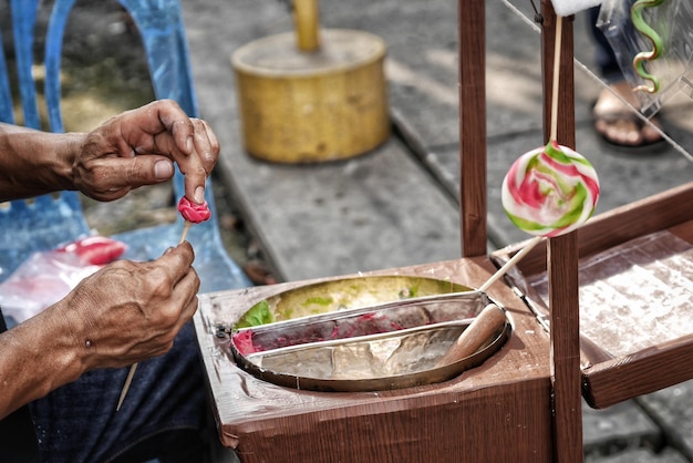 写真 料理を準備している人の高角度の視点