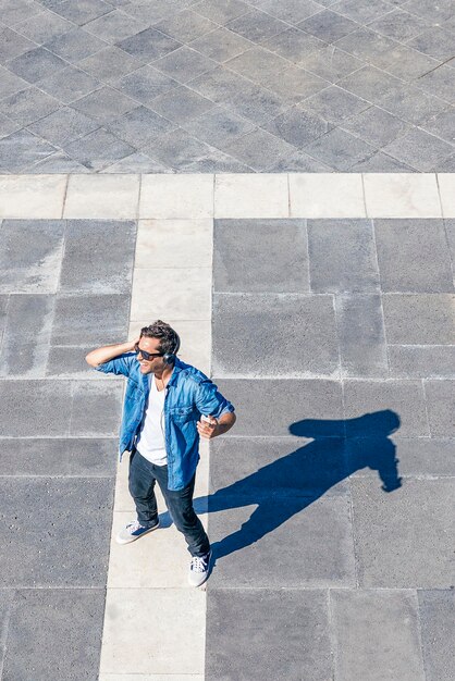 写真 歩道に立っている男の高角度の景色