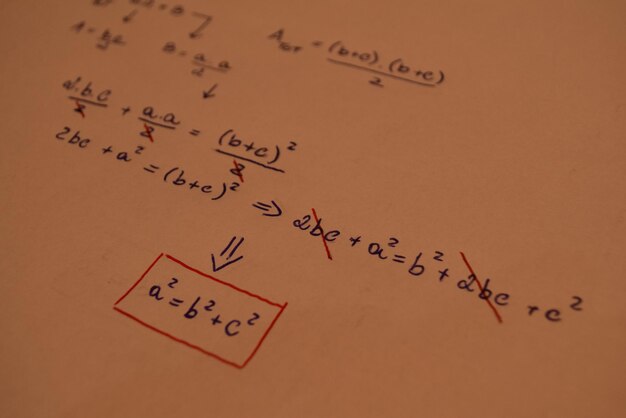 写真 紙上の数学的解の高角度のビュー